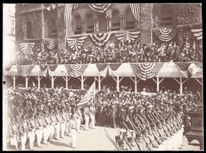 Vista da multidão e um grupo militar marchando no Dewey Parade na Quinta Avenida, Nova York, 1899